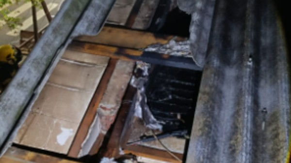 Chamas consomem parte de casa em Saudades