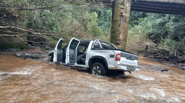 Camionete cai de ponte e deixa duas pessoas feridas