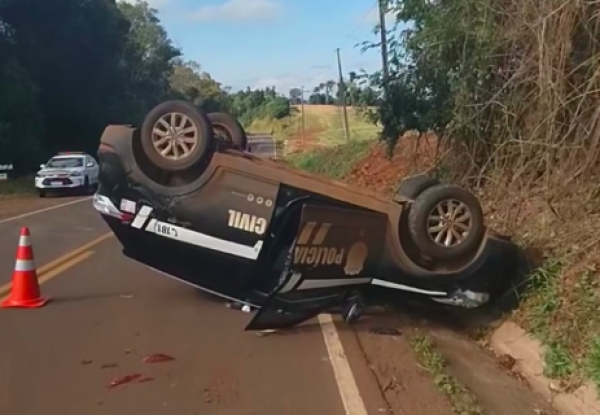 Viatura da Polícia Civil capota após colisão com caminhão no Oeste de SC