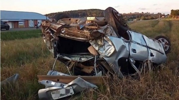 Pai e filha recém-nascida morrem após veículo capotar na BR-470