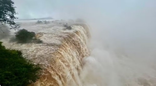 Entenda porquê a vazão das Cataratas do Iguaçu aumenta milhões de litros quando chove a 700 km de distância