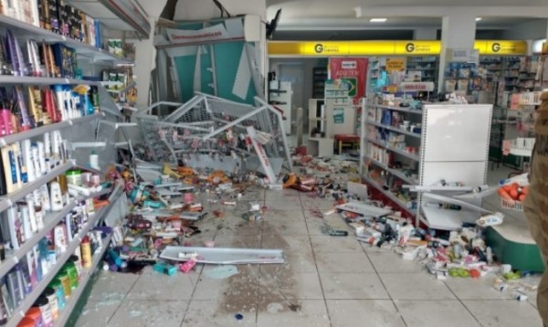 Condutora perde controle de veículo e invade estabelecimento comercial
