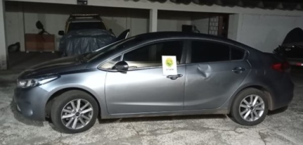 PM recupera carro furtado e prende jovem que levaria maconha para SC