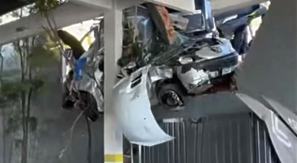 Caminhão desgovernado colide com carro estacionado e danifica prédio em Chapecó