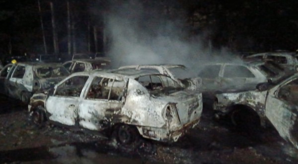 Incêndio atinge cerca de 20 veículos em pátio de apreendidos