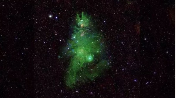 Nasa divulga imagem de grupo de estrelas em formato de árvore de Natal