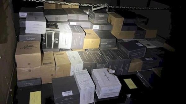 Polícia Militar aprende caminhão com mais de 300 caixas de vinhos descaminhadas da Argentina
