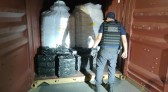 Receita Federal e PF apreendem 329 kg de cocaína em Navegantes e quatro pessoas vão presas