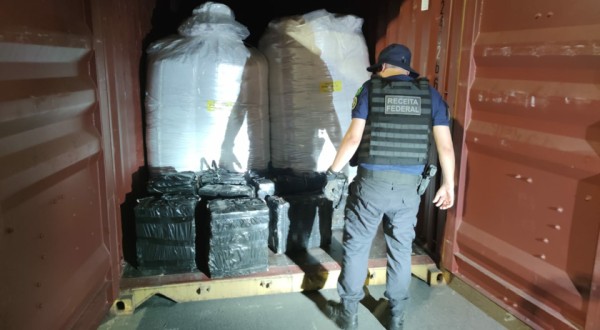 Receita Federal e PF apreendem 329 kg de cocaína em Navegantes e quatro pessoas vão presas