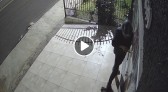 Na madrugada, criminosos arrombam pizzaria e cometem furto