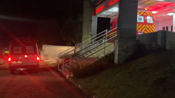 Homem é brutalmente agredido com taco de sinuca após suposta discussão