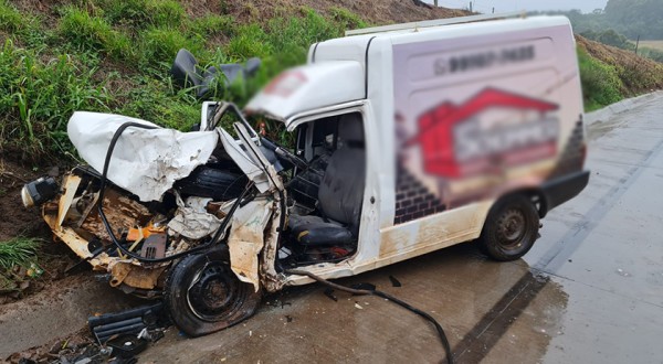 Colisão frontal na BR-163 deixa motorista ferido