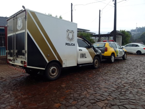 Mulher é encontrada morta dentro de casa
