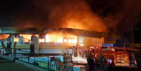 Grande incêndio em frigorífico no RS mobiliza equipes de bombeiros de SC