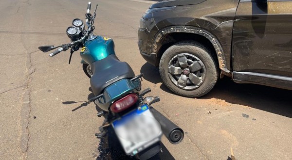 Motociclista fica ferido em colisão na Avenida Paraná