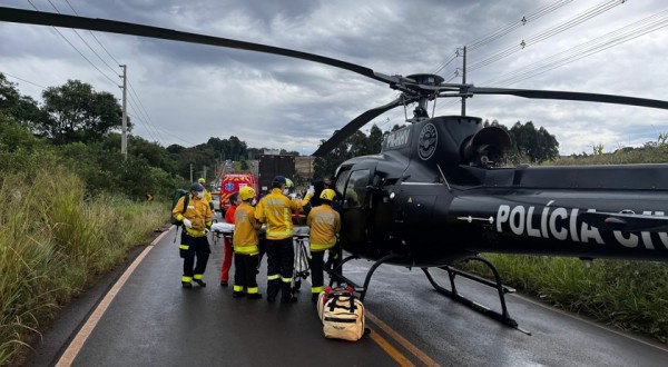 Colisão entre carro e caminhão deixa homem e criança feridos na SC-484
