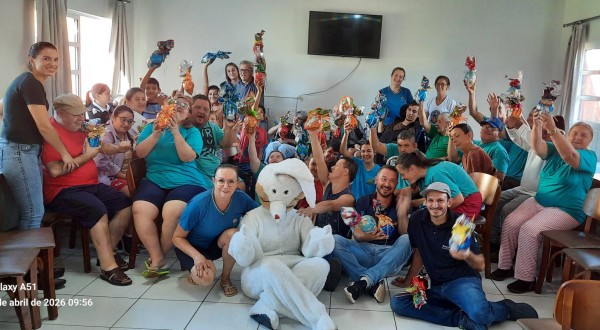 Alunos da APAE Zilda Arns recebem ovos de Páscoa do Rotary Club