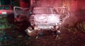 Carro é destruído por incêndio