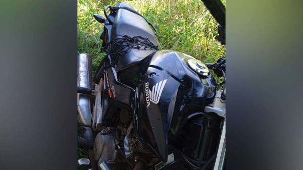 Motocicleta furtada é recuperada e adolescente é apreendido pela PM