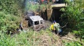 Motorista morre após veículo cair dentro de rio e pegar fogo em Jupiá