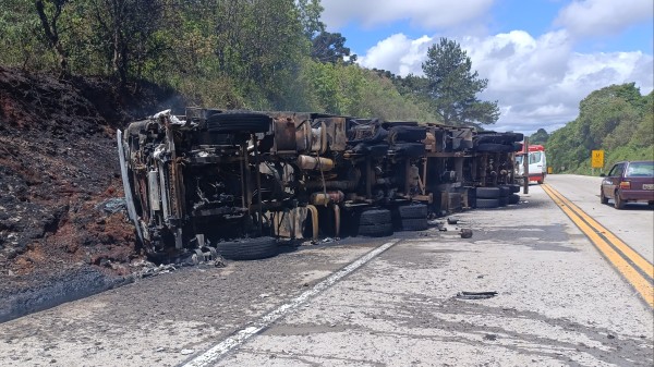 Motorista morre carbonizado após acidente na PRC 280