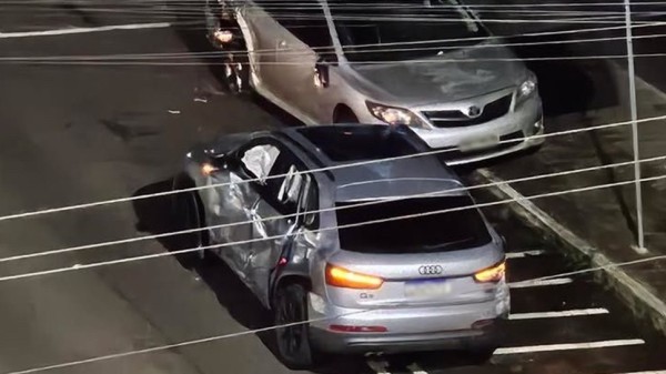 Grave acidente envolve carros e motocicleta; dois jovens ficaram feridos