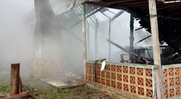 Bombeiros de Palma Sola combatem incêndio em residência em Flor da Serra do Sul