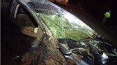 Homem dorme ao volante e capota veículo com criança de 10 anos