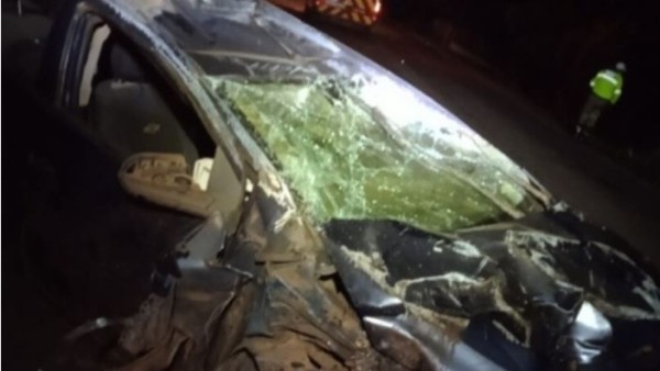 Homem dorme ao volante e capota veículo com criança de 10 anos