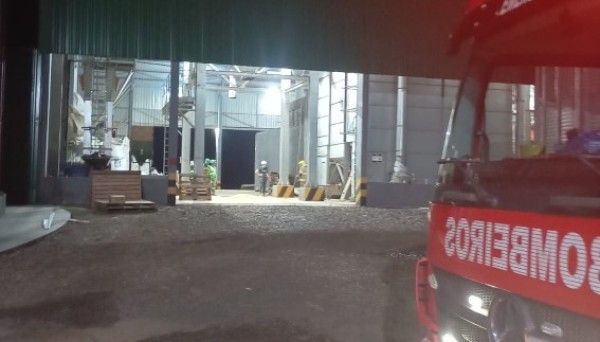 Bombeiros controlam princípio de incêndio em silo de grãos no interior