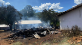 Incêndio destrói galpão e atinge residência no interior
