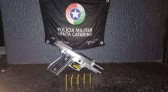 Polícia Militar prende homem em flagrante por porte de arma de uso restrito