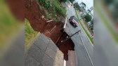 Chuva causa estragos e alagamentos em toda a região. Em Dionísio Cerqueira um poste foi sugado após uma cratera aparecer em um deslizamento