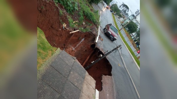 Chuva causa estragos e alagamentos em toda a região. Em Dionísio Cerqueira um poste foi sugado após uma cratera aparecer em um deslizamento