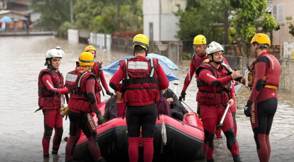 Chuvas provocam alagamentos em oito municípios do Sul de SC e mobilizam 56 bombeiros