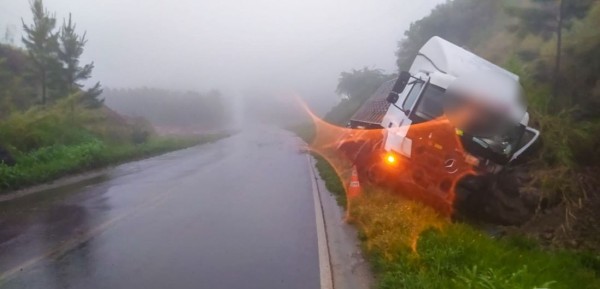 Caminhão carregado com porcos sai da pista e colide em rochas na BR-163