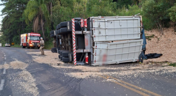 Motorista fica ferido após tombamento de carreta na SC-135
