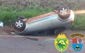 Carro capota após colisão com caminhão na PRC-280 e mulher fica ferida