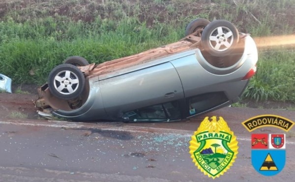 Carro capota após colisão com caminhão na PRC-280 e mulher fica ferida