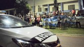 Manifestação pede a libertação dos policiais detidos após operação que resultou na morte de brasileira em Irigoyen