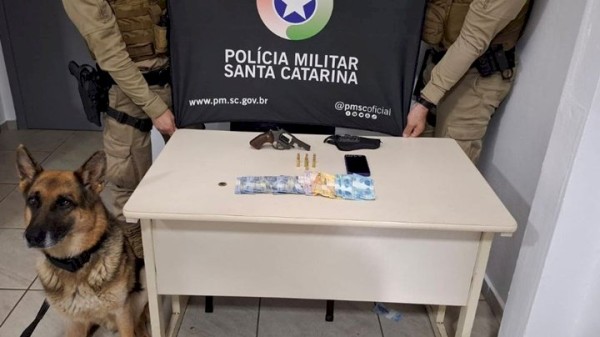Jovem é detido após cão de faro localizar revólver escondido em comércio