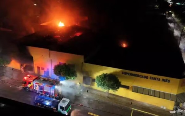 Incêndio de grandes proporções destrói supermercado durante a madrugada