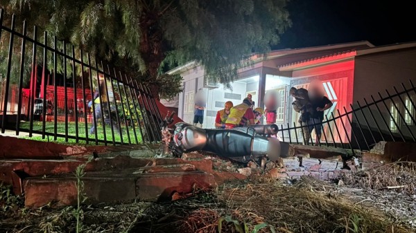 Dois homens ficam gravemente feridos após moto colidir contra muro