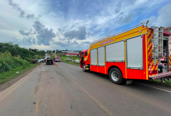 Cinco pessoas ficam feridas em colisão envolvendo caminhão, carro e camionete na BR-163