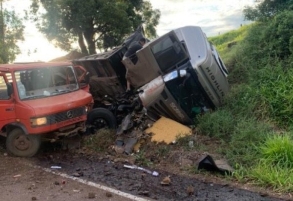 Colisão entre veículos de carga deixa duas vítimas na SC-161