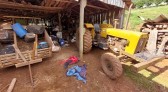 Jovem é prensado por trator contra pilar de galpão no interior do município