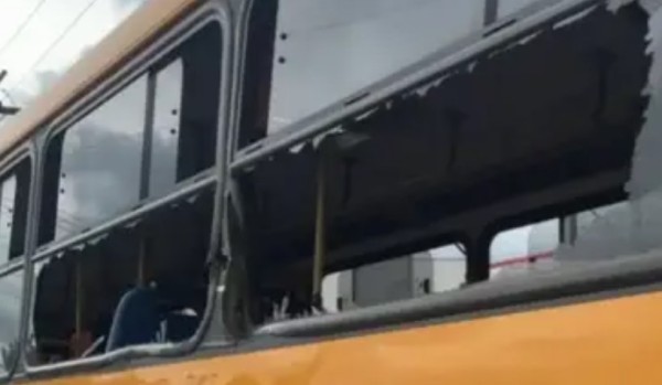 Colisão entre caminhão e ônibus é registrada