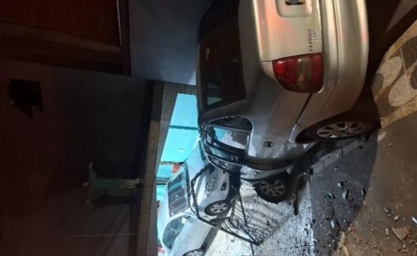 Jovem furta carro, bate em casa e acaba preso após fuga