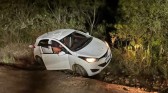 Mulher é encontrada esfaqueada dentro de carro; homem diz que ela foi assaltada, mas vítima afirma que foi atacada por ele