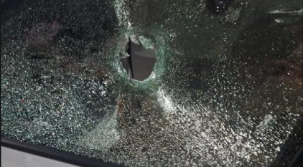 Disparo de arma de fogo atinge veículo em movimento e deixa jovem ferido